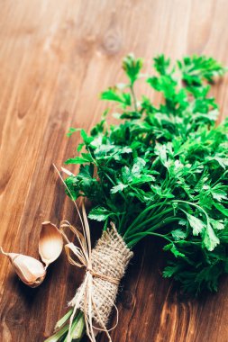 Tahta arka planda taze maydanoz