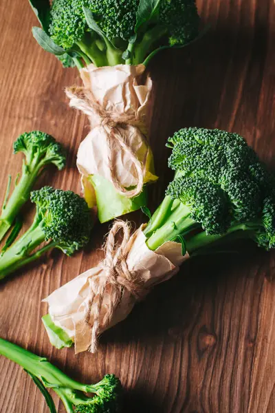 Ruwe broccoli op houten achtergrond — Stockfoto