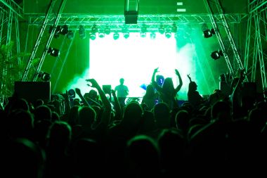 Konserde kalabalık ve bulanık sahne ışıkları