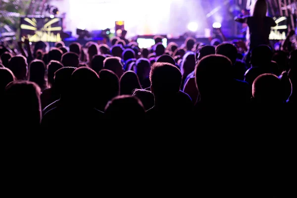 Publiken på konsert och suddiga scenbelysning — Stockfoto