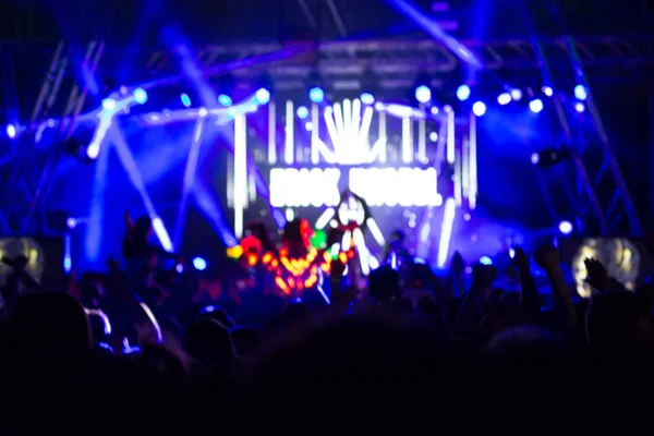 Multitud en concierto y luces borrosas del escenario — Foto de Stock