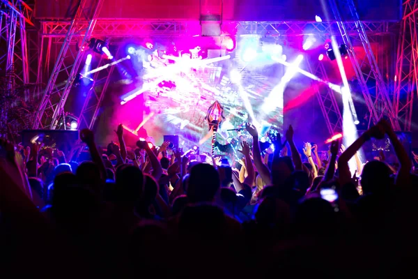 Konserde kalabalık ve bulanık sahne ışıkları — Stok fotoğraf