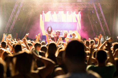 Konserde kalabalık ve bulanık sahne ışıkları