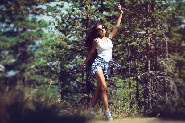 Een mooie jonge vrouw wandelen in het bos — Stockfoto