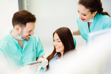 Yardımcısı diş hekimi ve klinik hastada