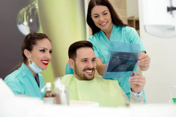 Pacientes Que Consultan Dentista Clínica Dental — Foto de Stock