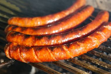 Barbekü Izgarasında Alevli Sosisler