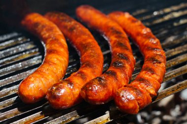 Barbekü Izgarasında Alevli Sosisler