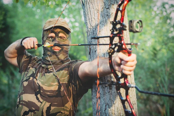 Modern Bow Hunter — Stock Photo, Image