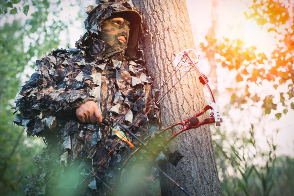 Moderna bow hunter — Stockfoto