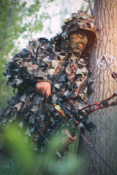 Moderna bow hunter — Stockfoto
