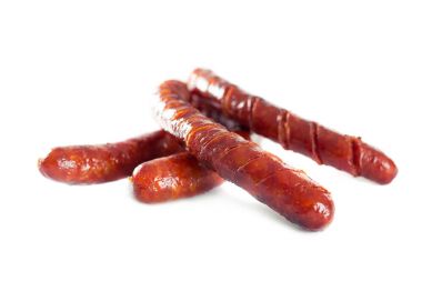 Beyaz arkaplanda izole edilmiş sosisler