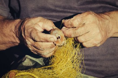 Balıkçılar eller bir net çıkmış balık almak