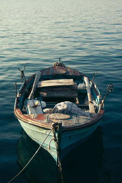 Grecia barca pescatore sul porto — Foto Stock