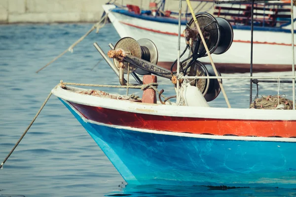 Grecia barco pescador en el puerto — Foto de Stock