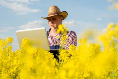 Bir çiftçi kolza tohumu inceler