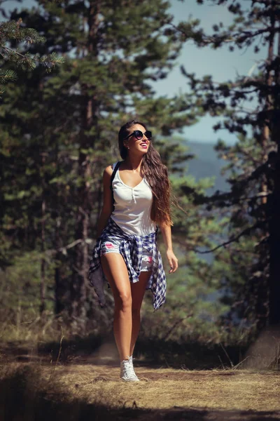 Piękna młoda dziewczyna spaceru w lesie — Zdjęcie stockowe