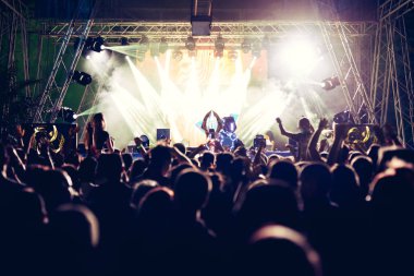 kalabalık bir konser