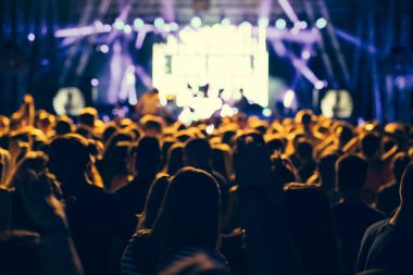 kalabalık bir konser