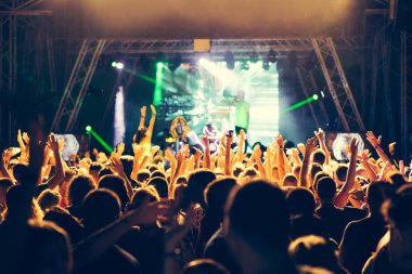 kalabalık bir konser