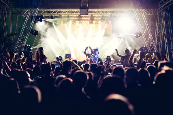 kalabalık bir konser