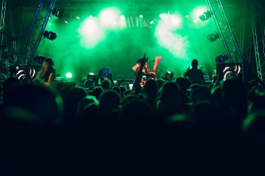 De-odaklı konser kalabalık