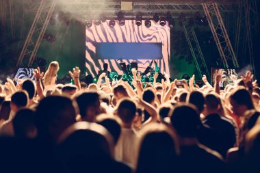 De-odaklı konser kalabalık