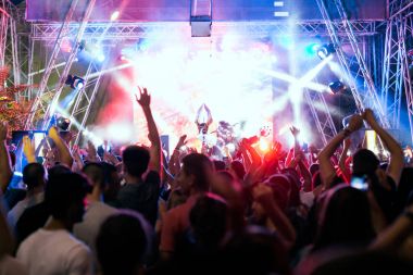 kalabalık bir konser