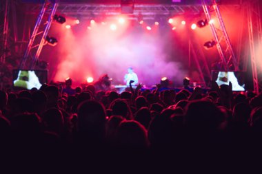 kalabalık bir konser