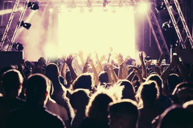 kalabalık bir konser