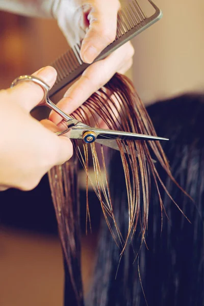 Tesoura de corte de cabelo feminino em um salão de beleza — Fotografia de Stock