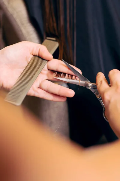 Kvinnliga hår skära sax i en skönhetssalong — Stockfoto