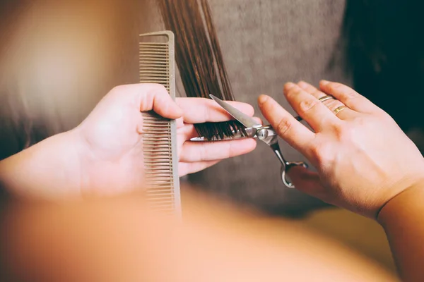 Tesoura de corte de cabelo feminino em um salão de beleza — Fotografia de Stock