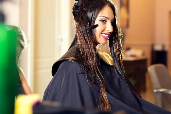 プロの美容師が彼女のクライアントの髪を染める — ストック写真