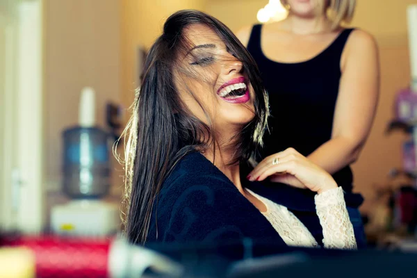 Retrato de una mujer feliz en la peluquería — Foto de Stock