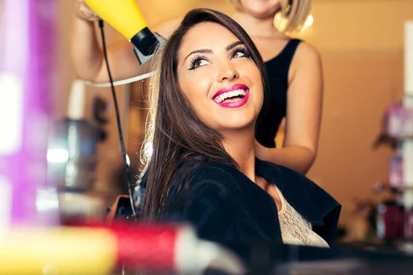 Портрет счастливой женщины в парикмахерской — стоковое фото