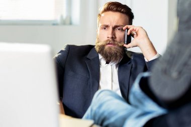 Hipster işadamı ofisinde onun masasında rahatlatıcı