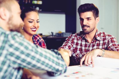 İş adamları el sıkışıyor, toplantıyı bitiriyor.