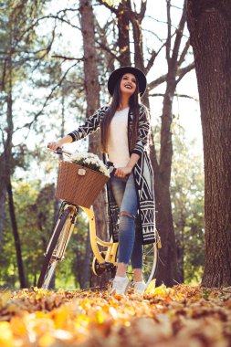 genç erkek ile bisiklet bir parkta yürüyüş