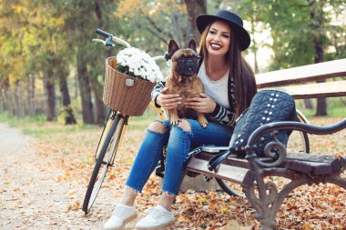 Fransız buldozer, dışında oturma kızla.