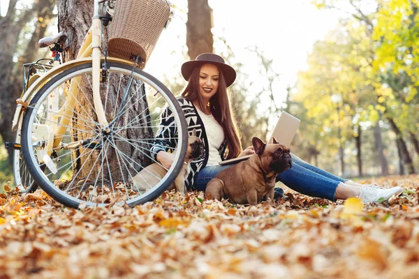 Mujer hermosa y su perro en el parque de otoño — Foto de Stock