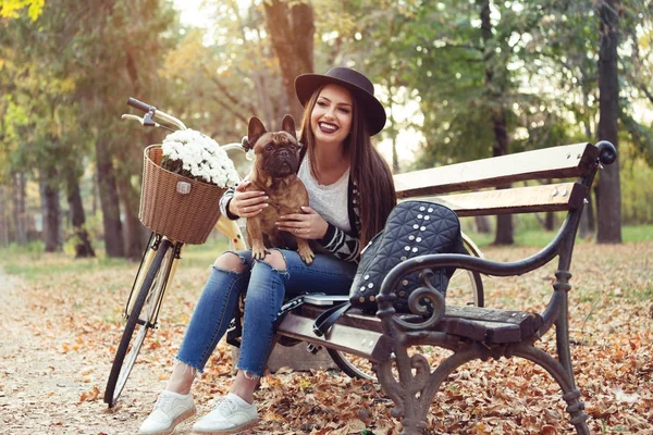 Dívka s Francouzský buldoček venku, posezení. — Stock fotografie