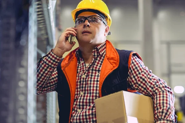 A trabalhar muito. Trabalhadores de armazéns . — Fotografia de Stock