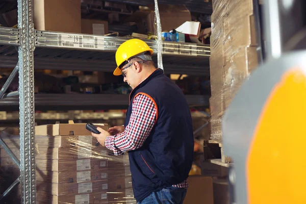 Caja de escaneo de trabajador de almacén —  Fotos de Stock