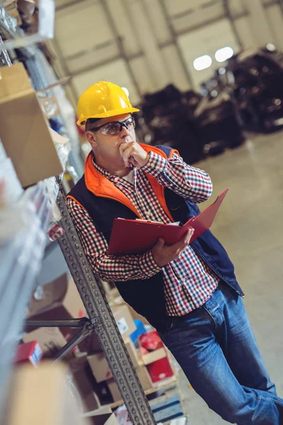 Manager In Warehouse With Clipboard — Stock Photo, Image