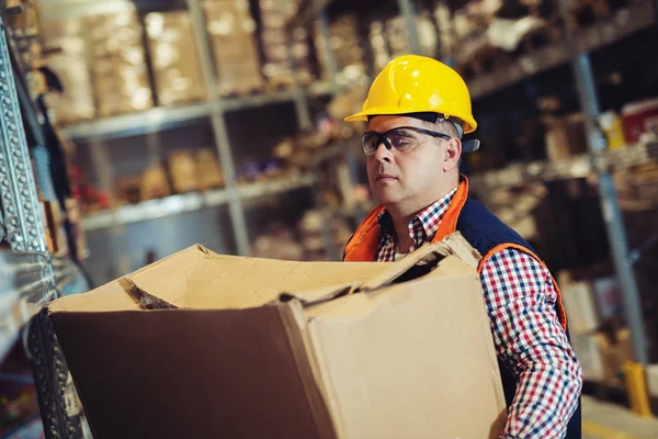 Worker In Warehouse Preparing Goods For Dispatch — Stock Photo, Image