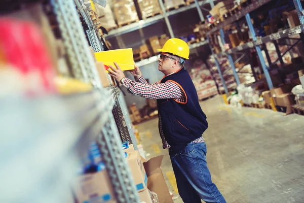 Worker In Warehouse Preparing Goods For Dispatch — Stock Photo, Image