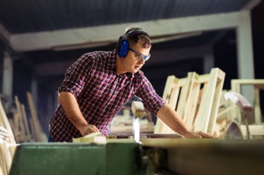 Marangoz ahşap tahta bir daire testere ile kesme