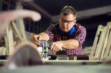 Elektrikli bir yönlendirici ile marangoz