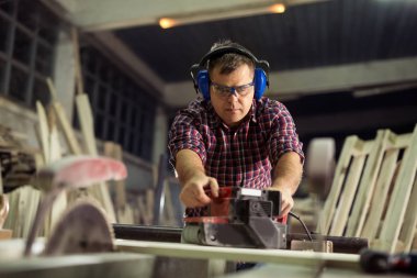 Elektrikli bir yönlendirici ile marangoz